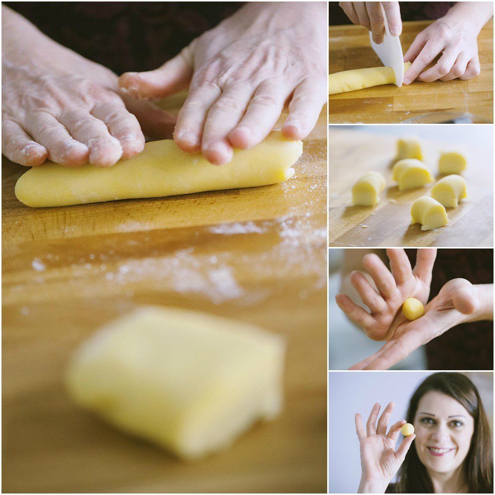 Impasto per biscotti al burro modellato a bastoncino e diviso in piccole palline tra le mani