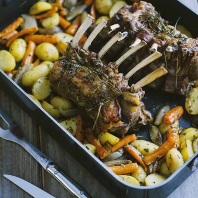 Carrè di agnello al forno con patate novelle, carote e erbe aromatiche