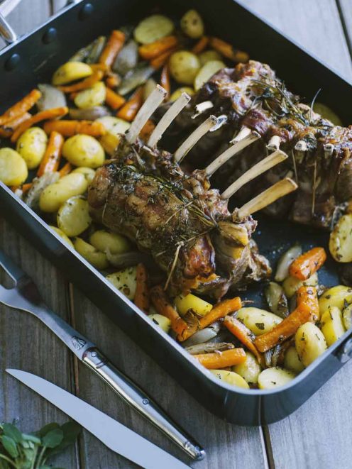 Carrè di agnello al forno con patate novelle, carote e erbe aromatiche