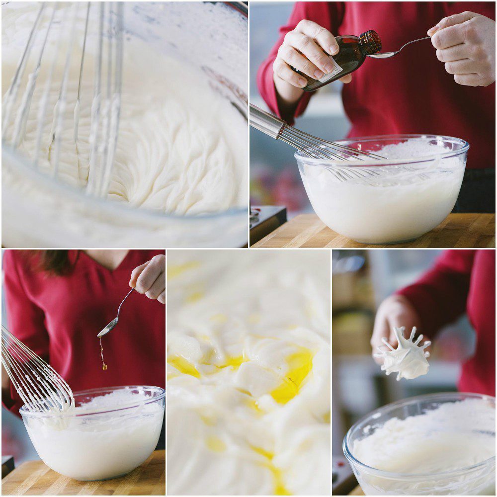 Panna montata a neve ferma con l'aggiunta di estratto aromatico, verificando la consistenza con la frusta