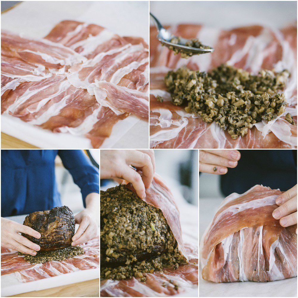 Fette di prosciutto crudo stese, farcite con duxelles di funghi e avvolte attorno al filetto