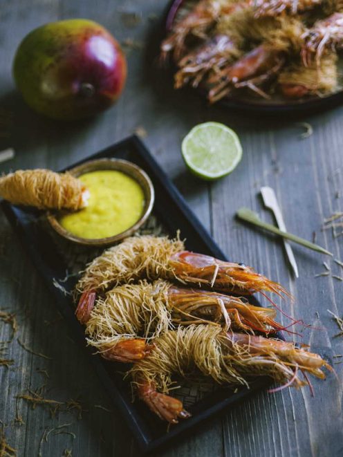 Gamberoni in pasta kataifi croccante serviti con salsa al mango e lime fresco