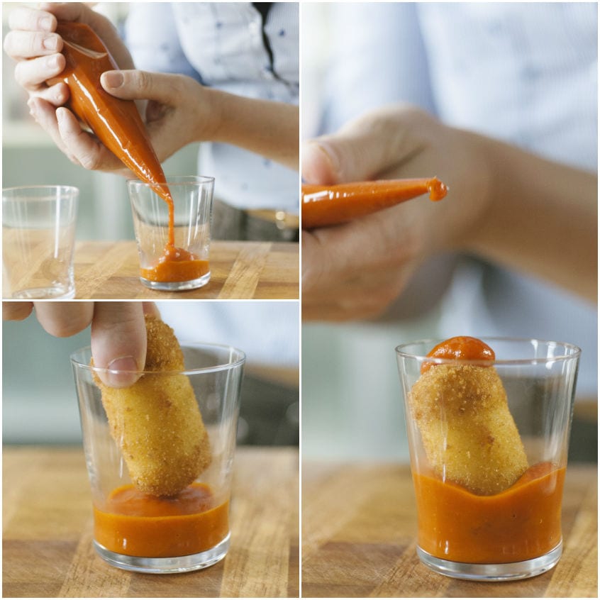 Salsa di pomodoro versata in un bicchiere per servire il paccero fritto impanato