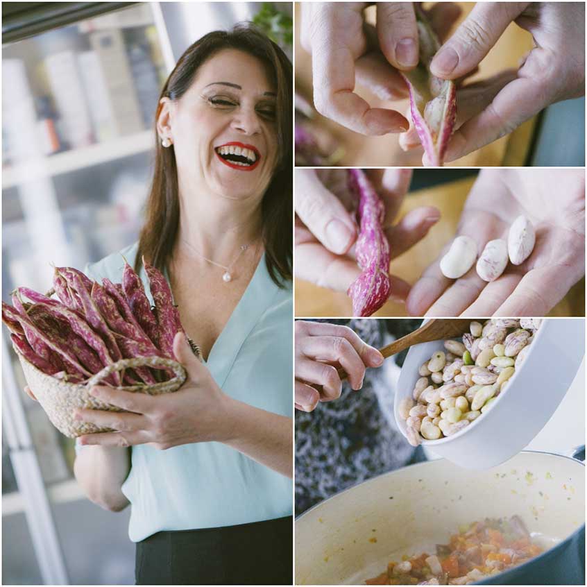 Mani che sgranano baccelli di borlotti freschi e li versano nel tegame con il soffritto