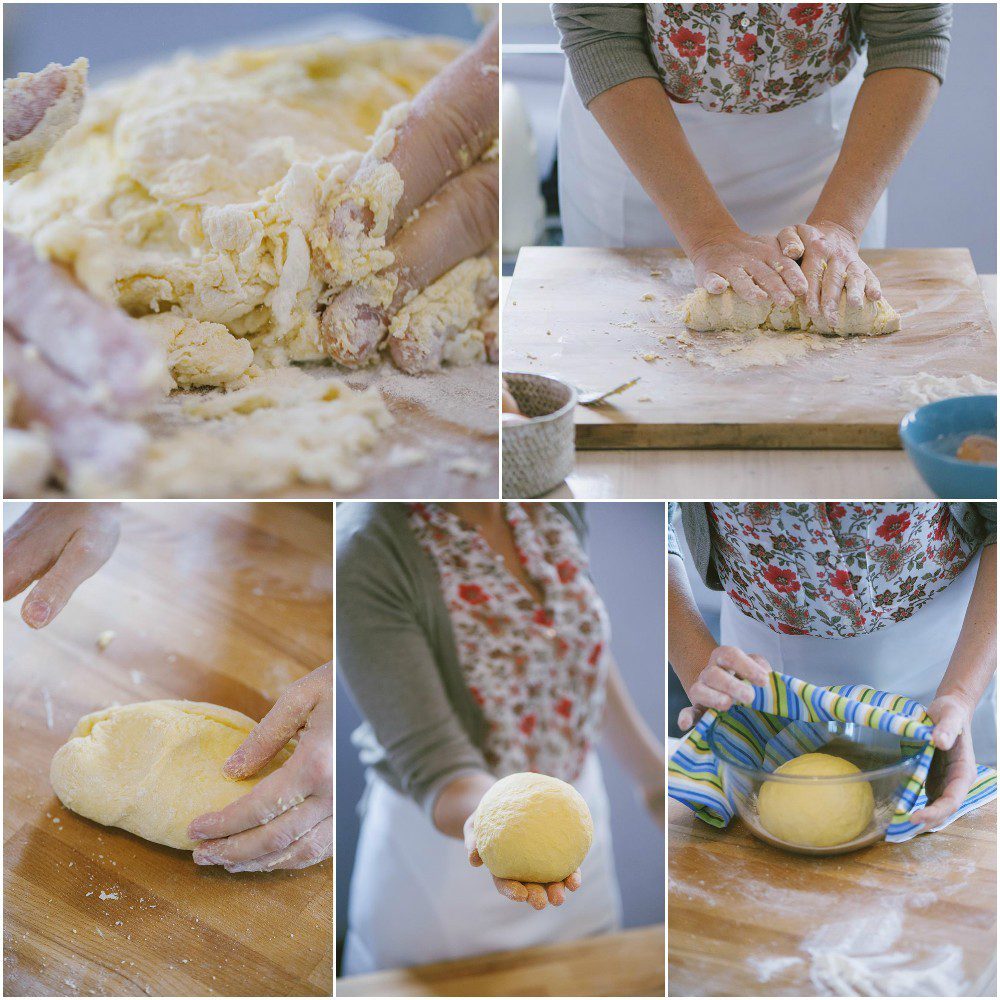Mani che lavorano l'impasto di pasta fresca all'uovo fino a ottenere una palla liscia e soda