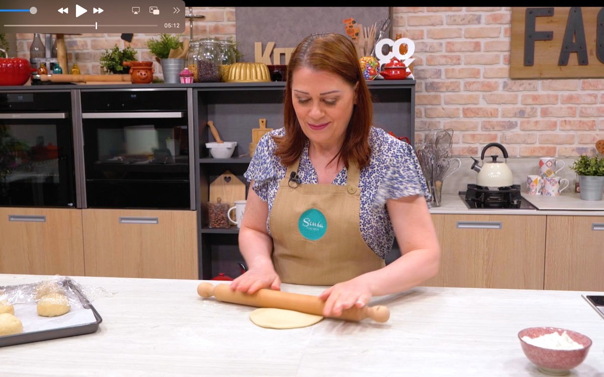 Una pallina di impasto stesa con il matterello fino a formare un disco sottile di piadina