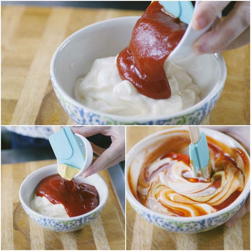 Maionese e ketchup mescolati con una spatola fino a ottenere una salsa cocktail swirled