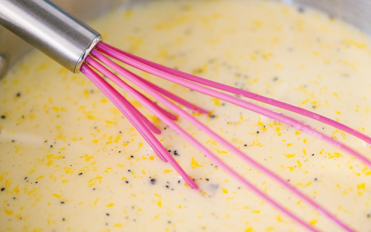 Crema pasticcera mescolata con la frusta, con scorza di limone e semi di vaniglia