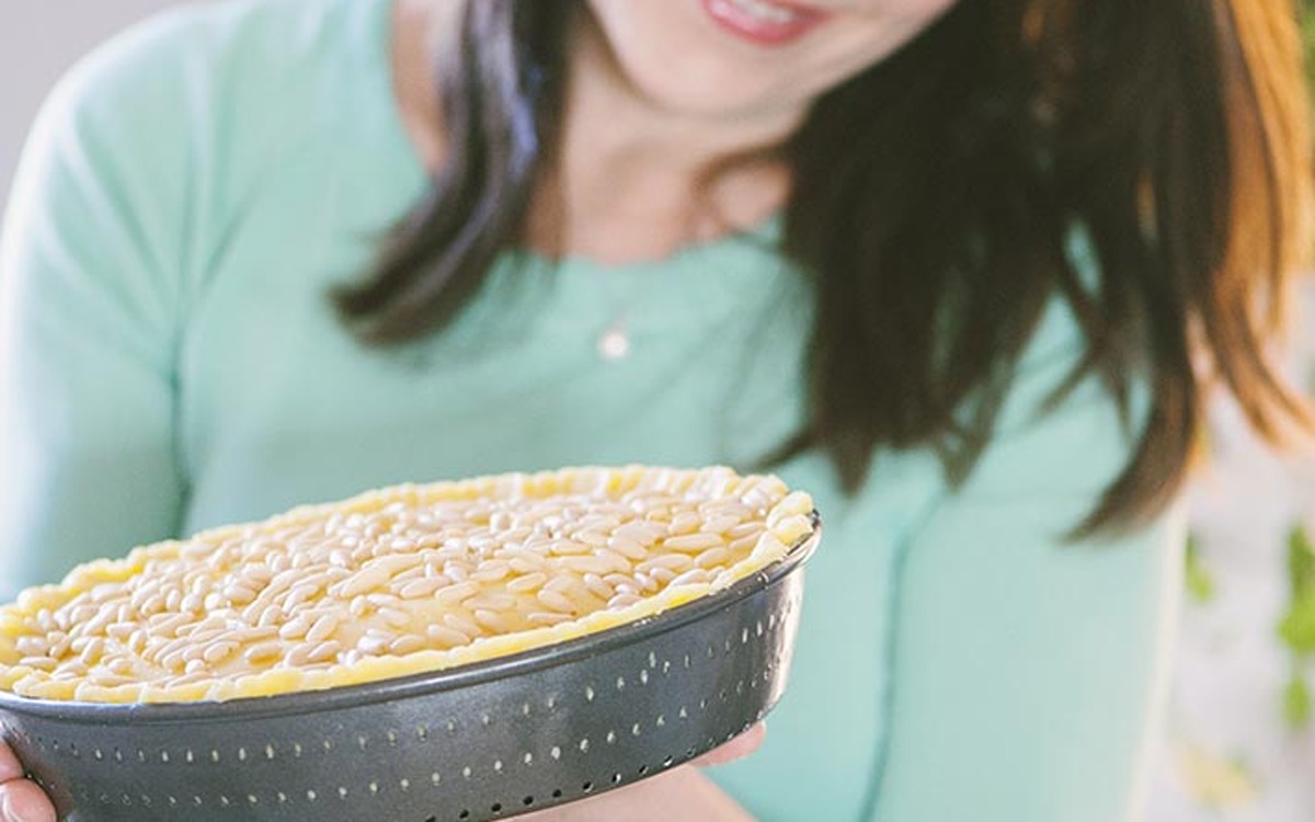 Torta della nonna cruda con pinoli sulla pasta frolla, pronta per la cottura