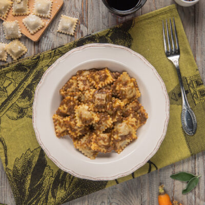 Agnolotti piemontesi con brasato serviti con ricco sugo di carne