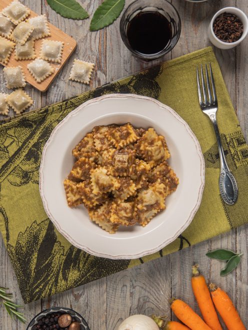 Agnolotti piemontesi con brasato serviti con ricco sugo di carne