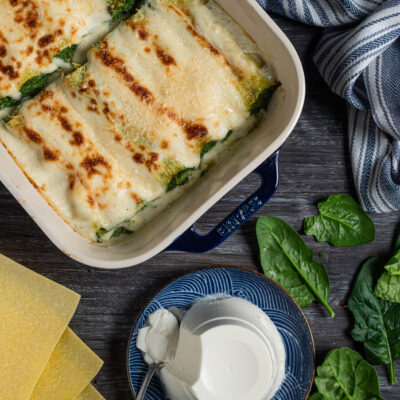 Cannelloni ricotta e spinaci gratinati con besciamella dorata, appena sfornati