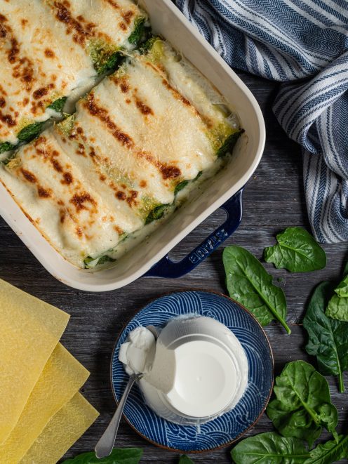 Cannelloni ricotta e spinaci gratinati con besciamella dorata, appena sfornati