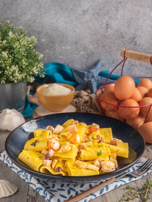Carbonara di mare con pappardelle all'uovo, gamberi, pancetta a cubetti e salsa cremosa