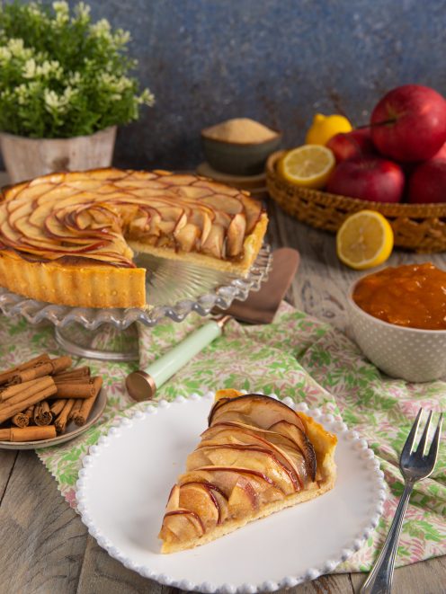 Crostata di mele con fettine disposte a spirale, glassate e servita a fette