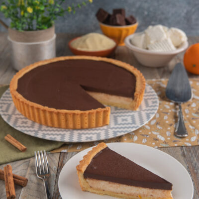 Crostata di semolino e cioccolato con una fetta tagliata e servita su piatto singolo