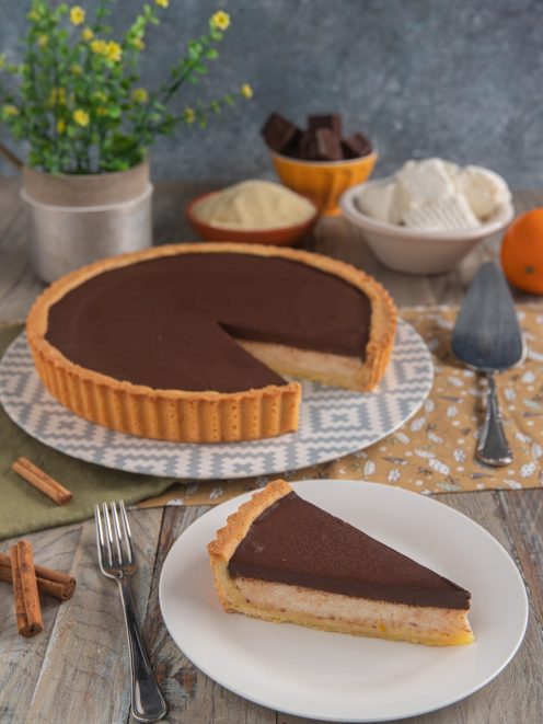 Crostata di semolino e cioccolato con una fetta tagliata e servita su piatto singolo