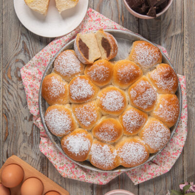 Danubio dolce con crema bigusto in teglia, brioche spolverate di zucchero a velo