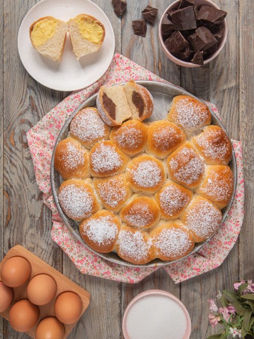 Danubio dolce con crema bigusto in teglia, brioche spolverate di zucchero a velo