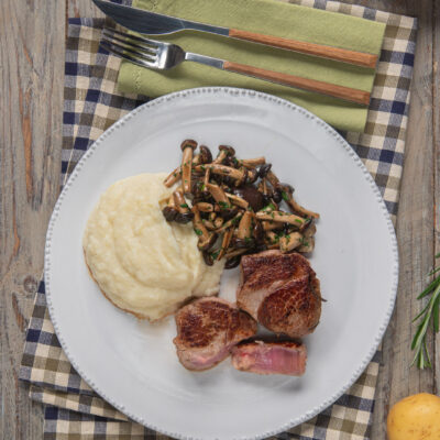 Filetto di vitello al sangue con puré di cavolfiori e funghi pioppini saltati