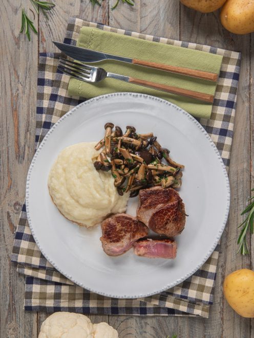 Filetto di vitello al sangue con puré di cavolfiori e funghi pioppini saltati
