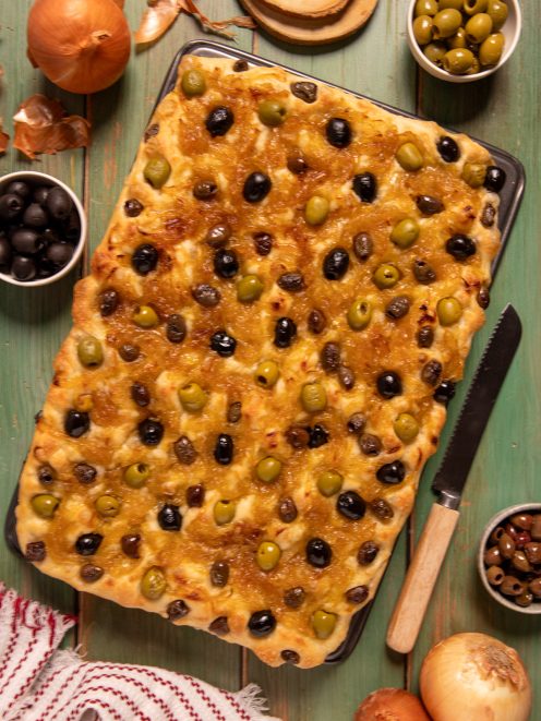 Focaccia alle 3 olive e cipolle dorata in teglia, ricoperta di olive verdi, nere e taggiasche