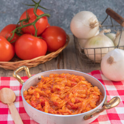 Friggione bolognese con cipolle stufate nel pomodoro, servito in padella