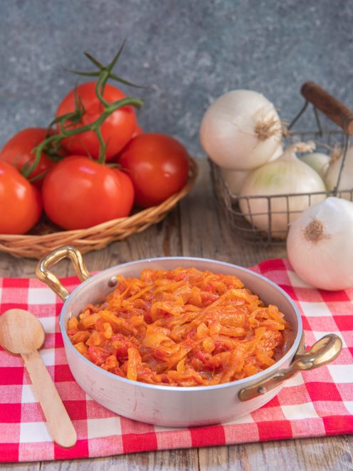 Friggione bolognese con cipolle stufate nel pomodoro, servito in padella
