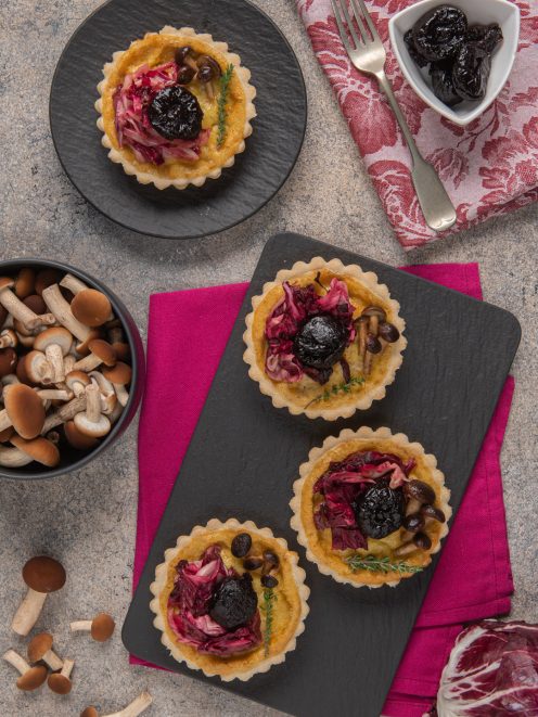 Mini quiche con radicchio, funghi, gorgonzola e prugne secche su base di pasta brisée