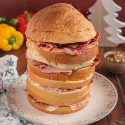 Foto panettone gastronomico con salumi