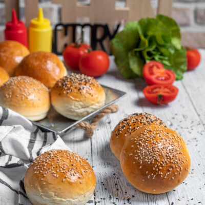 Panini per hamburger dorati e soffici con semi di sesamo misto in superficie