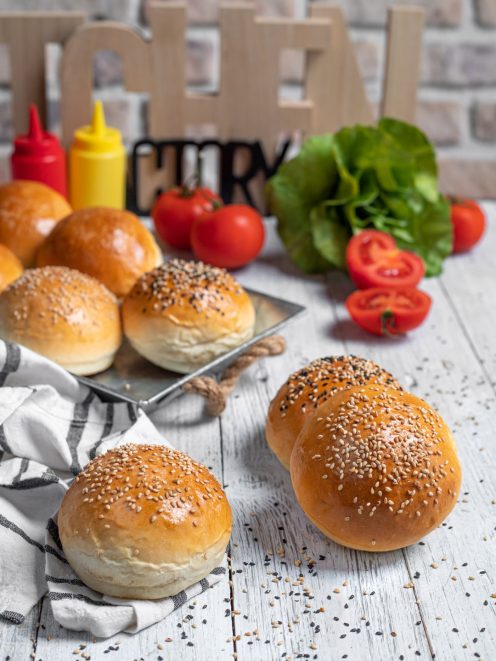 Panini per hamburger dorati e soffici con semi di sesamo misto in superficie