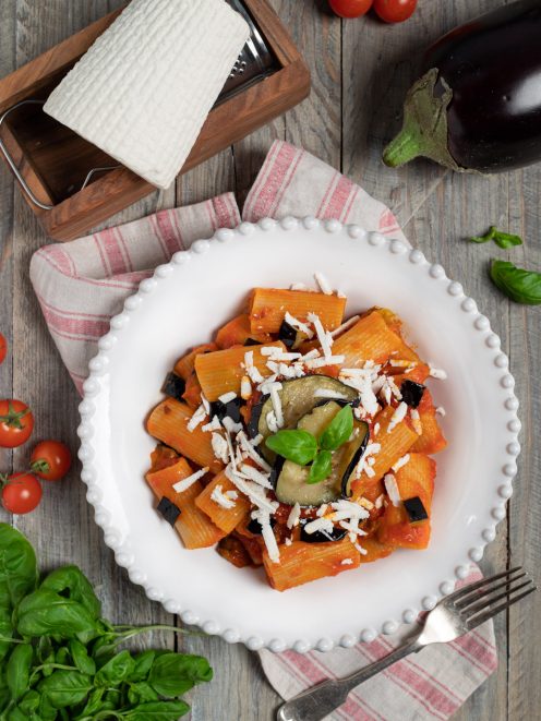 Pasta alla Norma con rigatoni al sugo di pomodoro, melanzane, ricotta salata grattugiata e basilico fresco