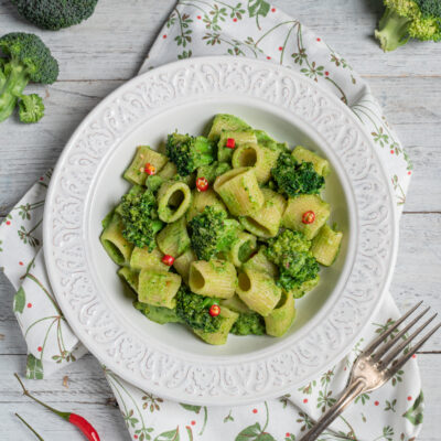 Pasta e broccoli con crema verde, cimette intere e rondelle di peperoncino rosso