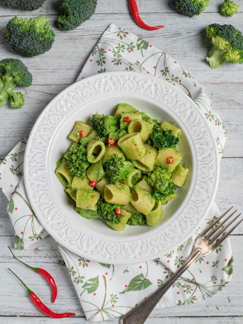 Pasta e broccoli con crema verde, cimette intere e rondelle di peperoncino rosso