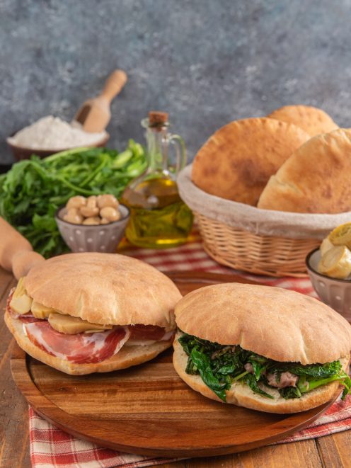 Puccia salentina farcita con prosciutto crudo e carciofi e con verdure saltate e carne
