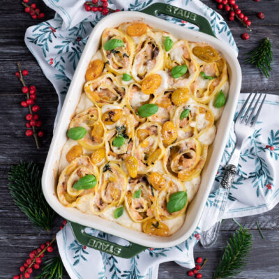 Roselline di pasta sfoglia con salmone e pomodorini gialli gratinate in teglia con basilico fresco