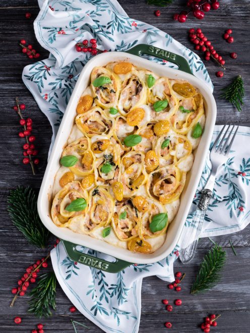 Roselline di pasta sfoglia con salmone e pomodorini gialli gratinate in teglia con basilico fresco