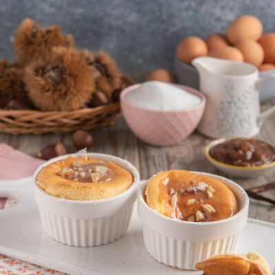 Soufflè alla vaniglia in stampini con salsa al marron glacè e granella di castagne