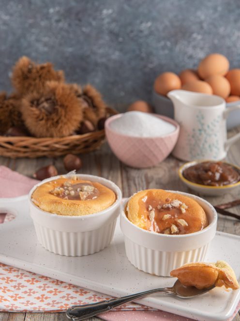 Soufflè alla vaniglia in stampini con salsa al marron glacè e granella di castagne