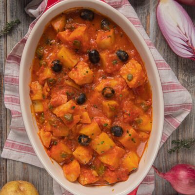 Stocco alla mammolese con patate, olive nere e capperi in salsa di pomodoro
