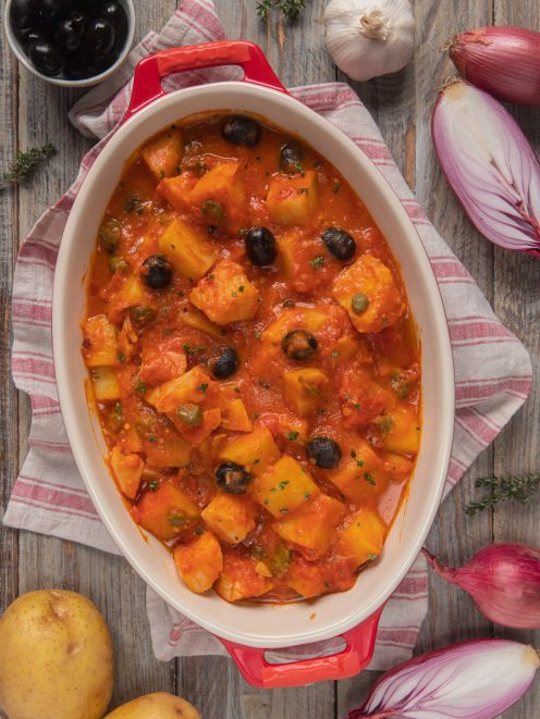 Stocco alla mammolese con patate, olive nere e capperi in salsa di pomodoro