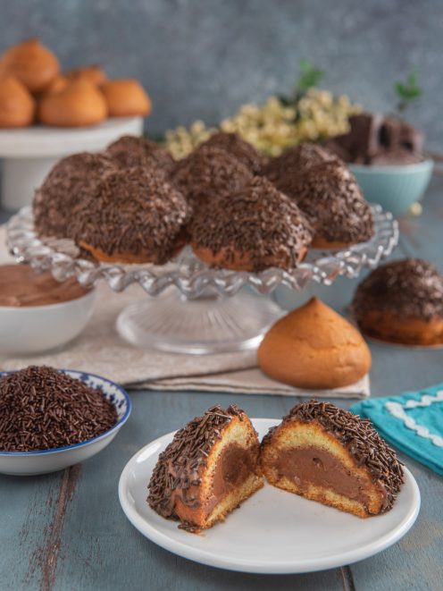Teste di moro tagliate a metà con farcitura al cioccolato in vista e granella di cioccolato
