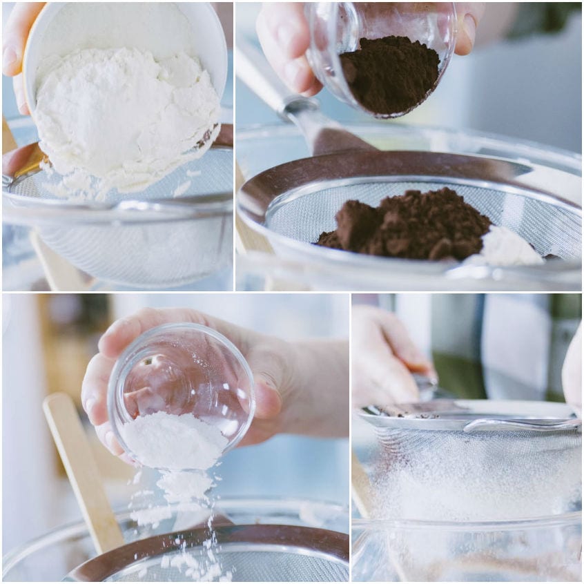 Farina, cacao amaro e lievito setacciati uno alla volta in un colino a maglie fini