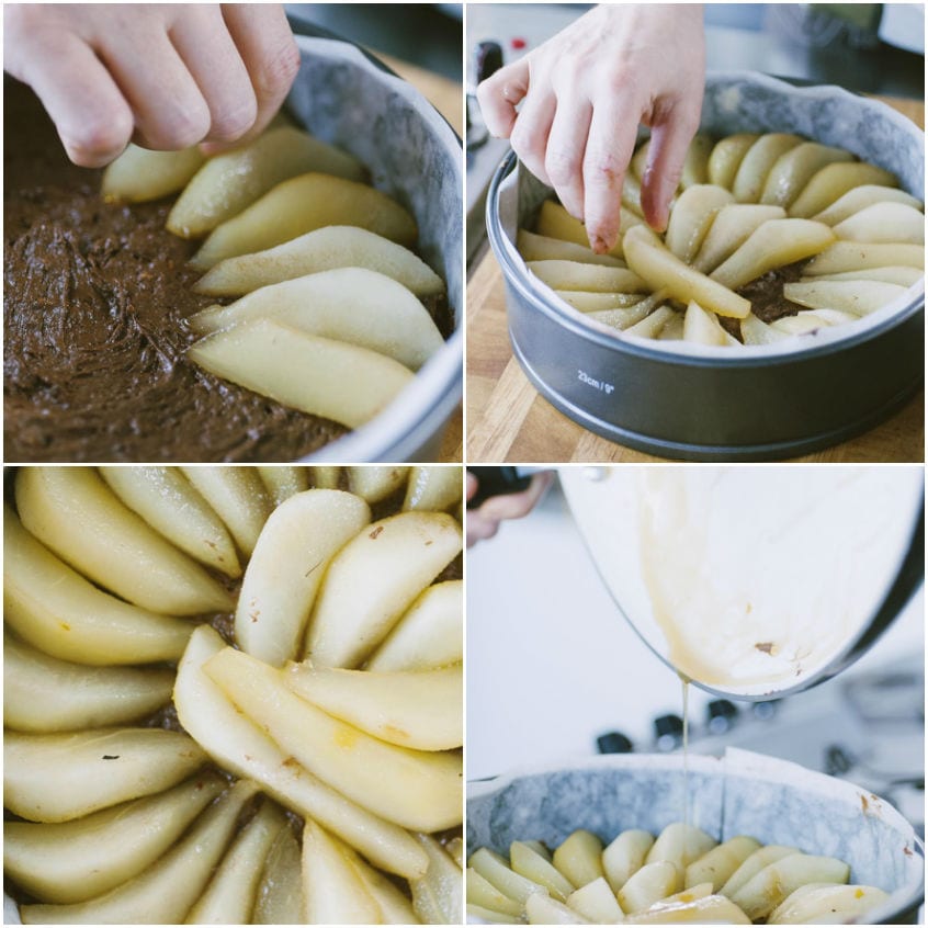 Fette di pera disposte a raggiera sull'impasto al cioccolato, poi coperte con la pastella
