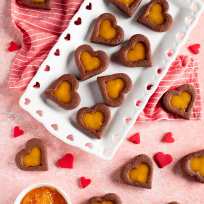 Biscotti al cacao di San Valentino a forma di cuore farciti con marmellata di albicocche