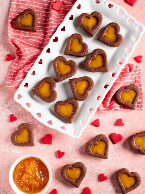 Biscotti al cacao di San Valentino a forma di cuore farciti con marmellata di albicocche