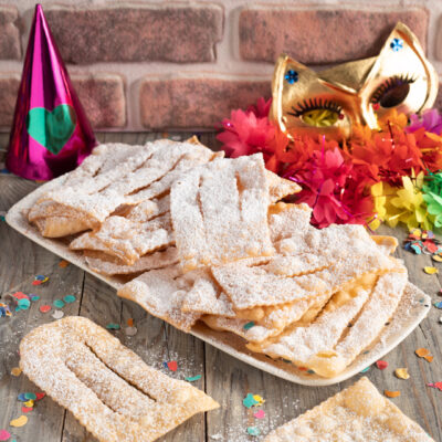 Chiacchiere di Carnevale fritte e spolverizzate di zucchero a velo, servite in abbondanza