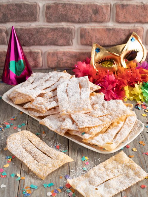 Chiacchiere di Carnevale fritte e spolverizzate di zucchero a velo, servite in abbondanza