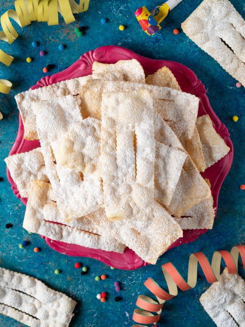 Chiacchiere senza glutine fragranti, coperte di zucchero a velo e servite in abbondanza